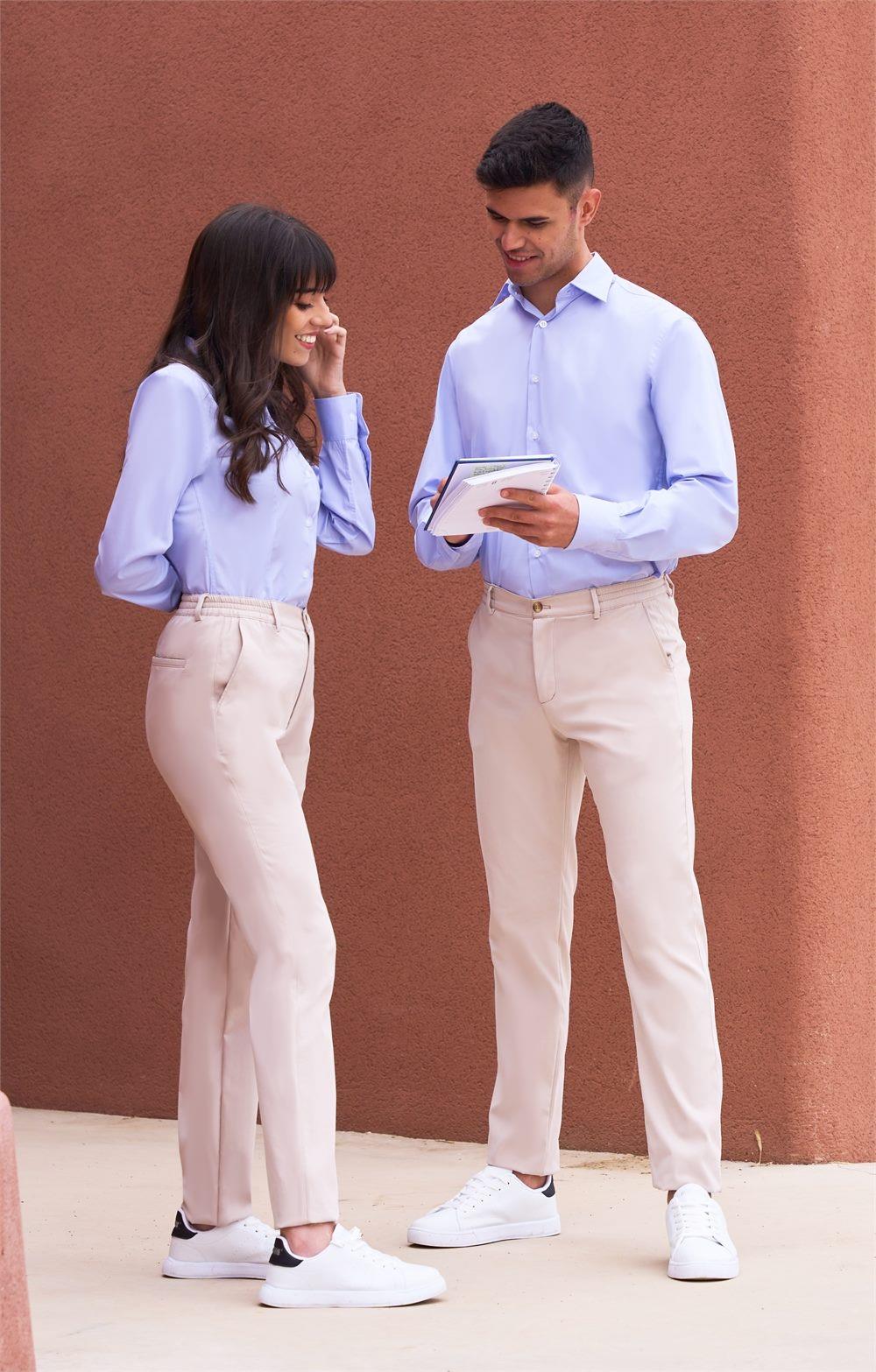 Pantalón unisex tipo chino con goma en cintura  